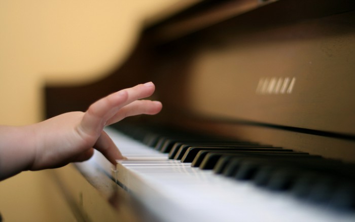 Music_____The_hand_of_the_child_on_the_piano_086971_